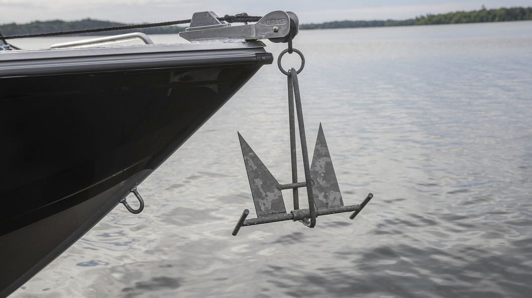 Crestliner 2050 COMMANDER ELITE Black base Gun Metal accent