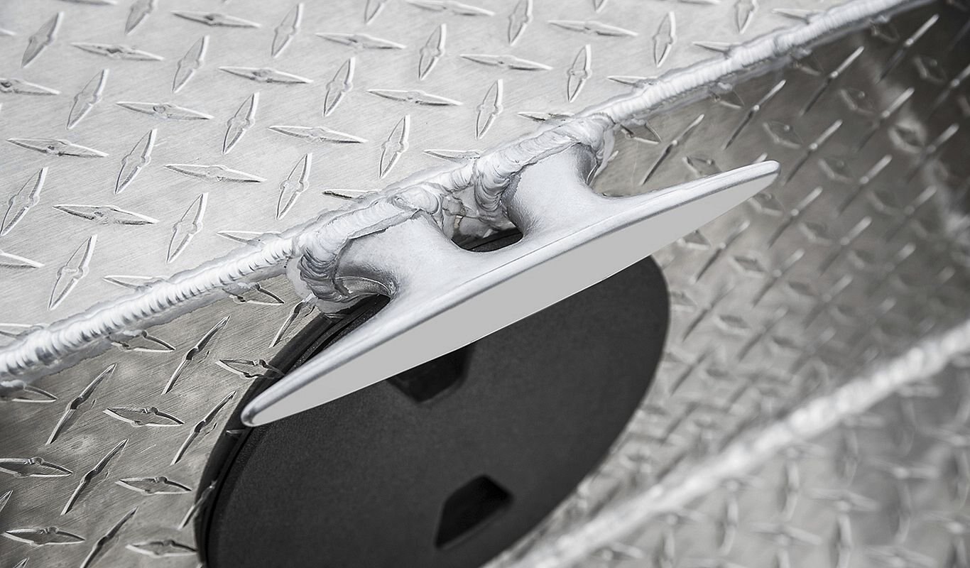 Crestliner 2050 COMMANDER ELITE Gun Metal base Fire Red accent