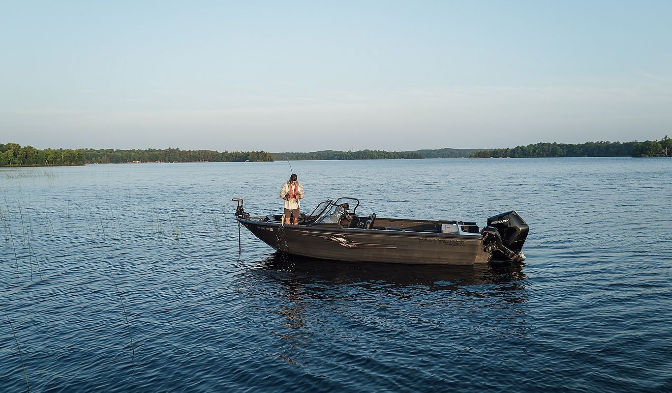 Crestliner 2250 AUTHORITY Black exterior