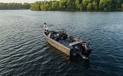 Crestliner 2250 AUTHORITY Black exterior