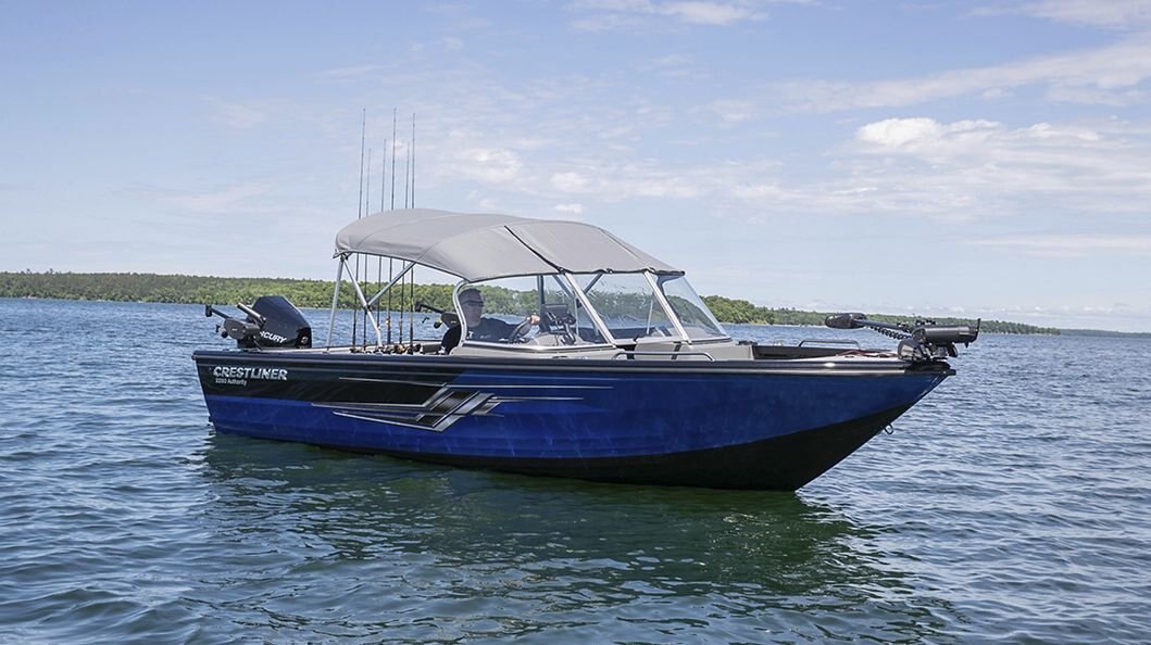 Crestliner 2050 AUTHORITY Black base True Blue accent