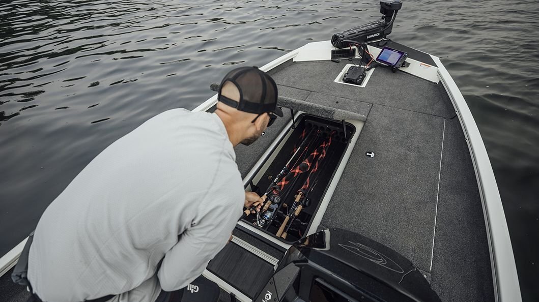 Crestliner 189 XF Black exterior