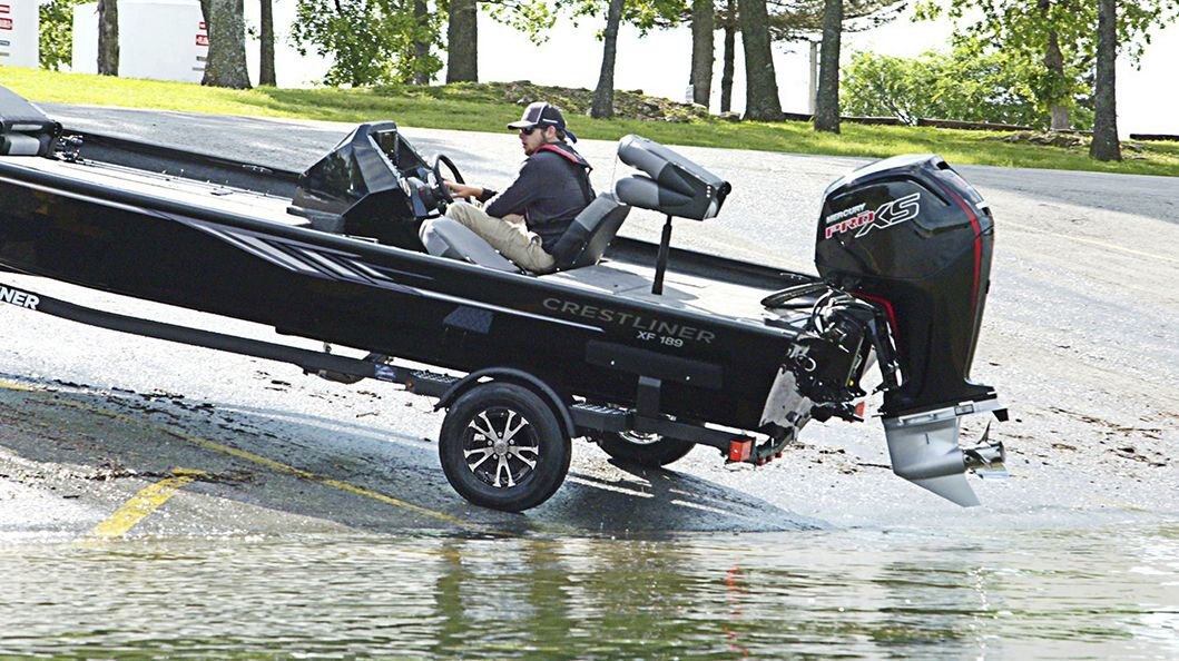 Crestliner 189 XF Black exterior