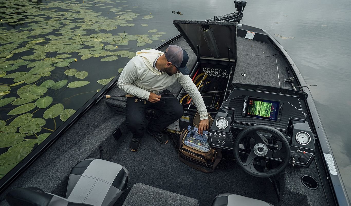 Crestliner 189 XF Black exterior