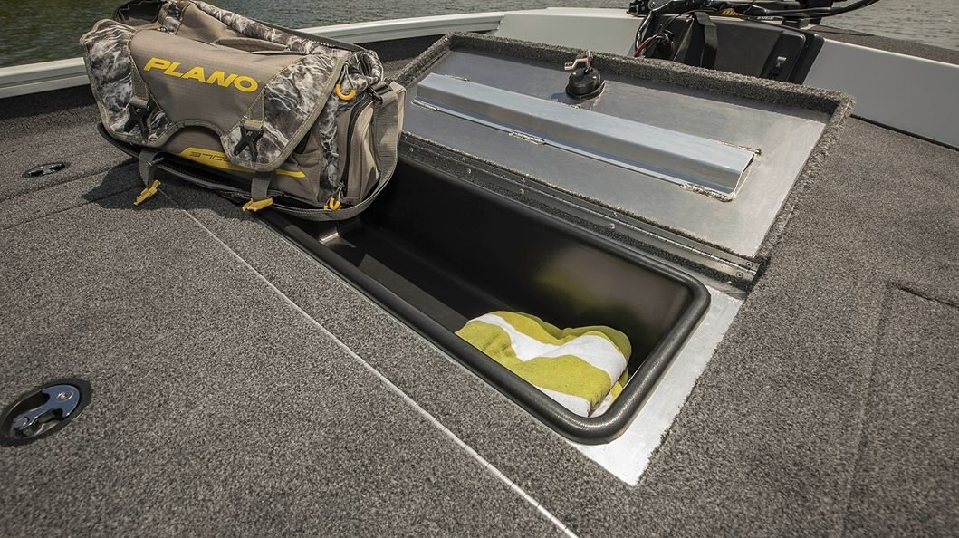 Crestliner 179 XF Silver exterior