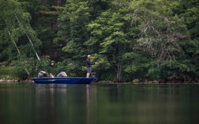 Crestliner 179 XF White exterior