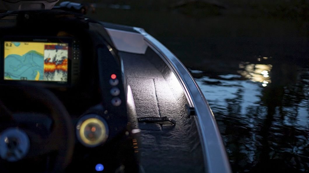 Crestliner 189 XFC White exterior