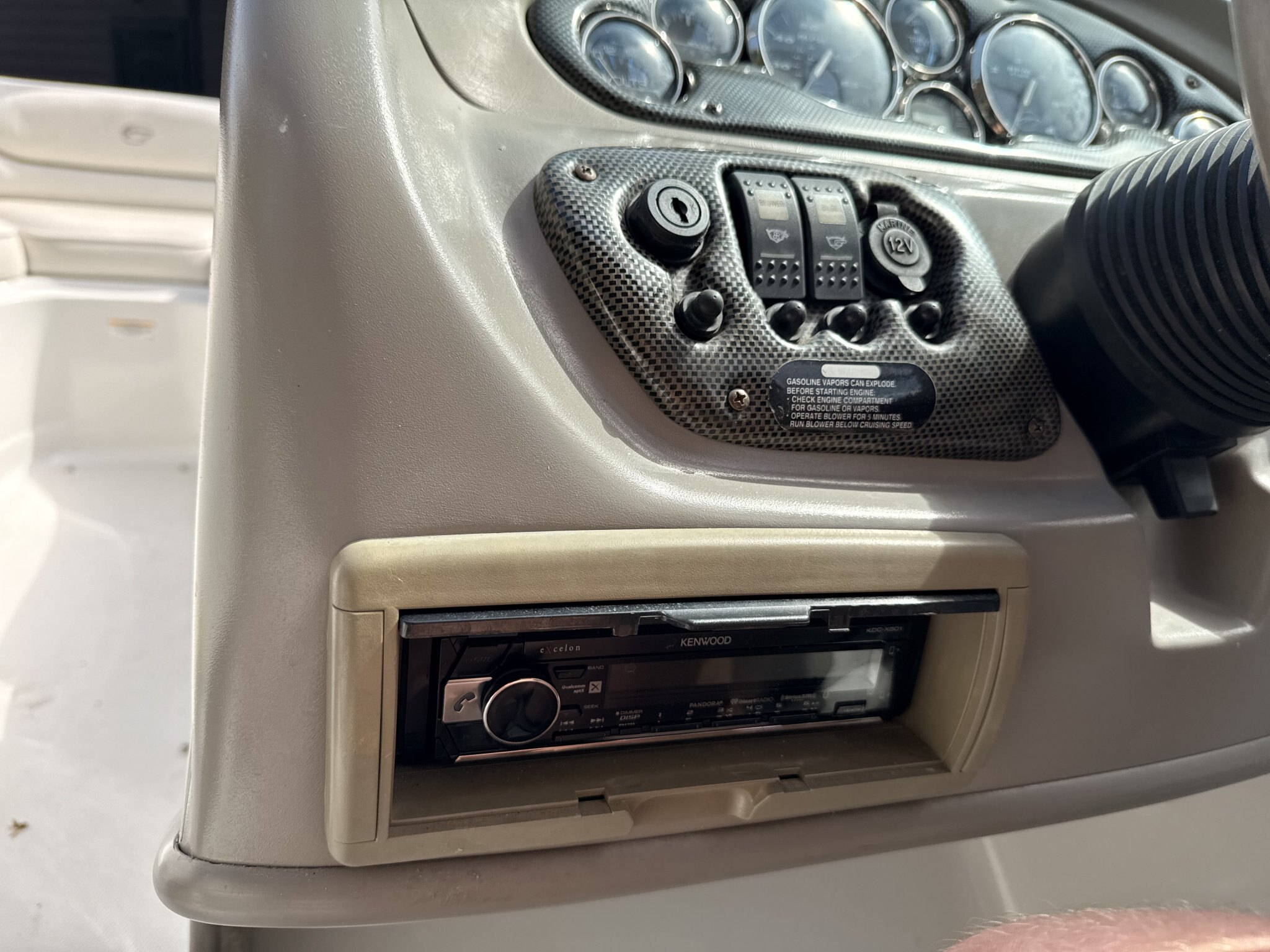 2006 CROWNLINE 210BR