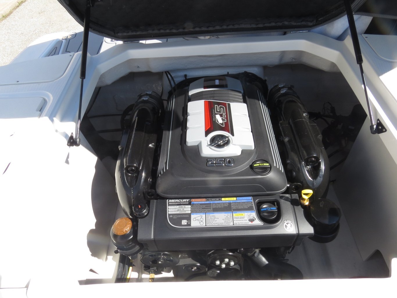 2025 Chaparral 23 SSI