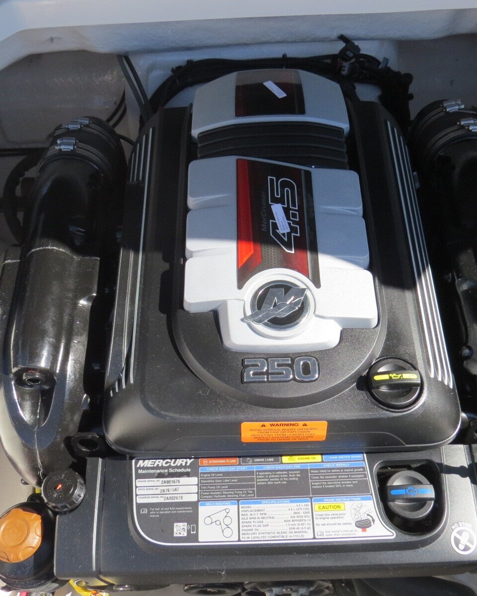 2025 Chaparral 23 SSI