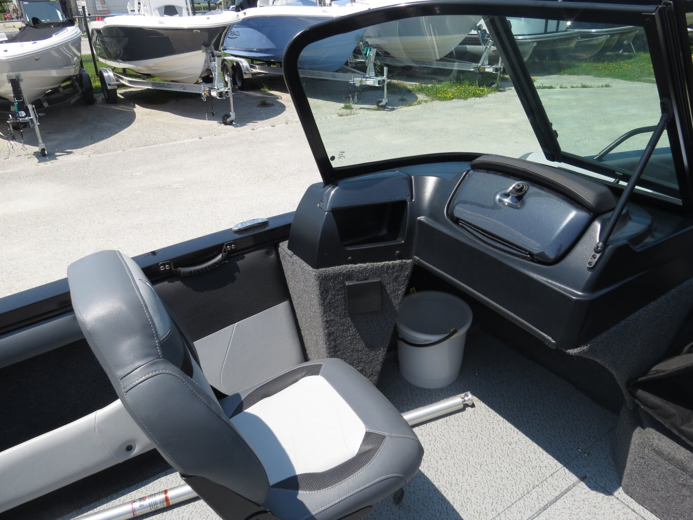 2025 LOWE BOATS FISH & SKI 1700