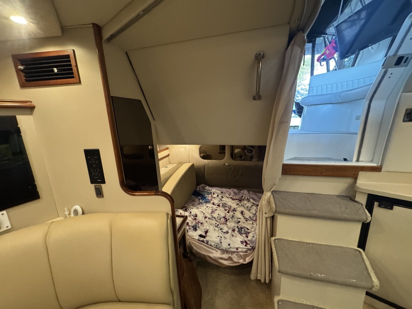 2001 Cruisers Yachts 3470 Express