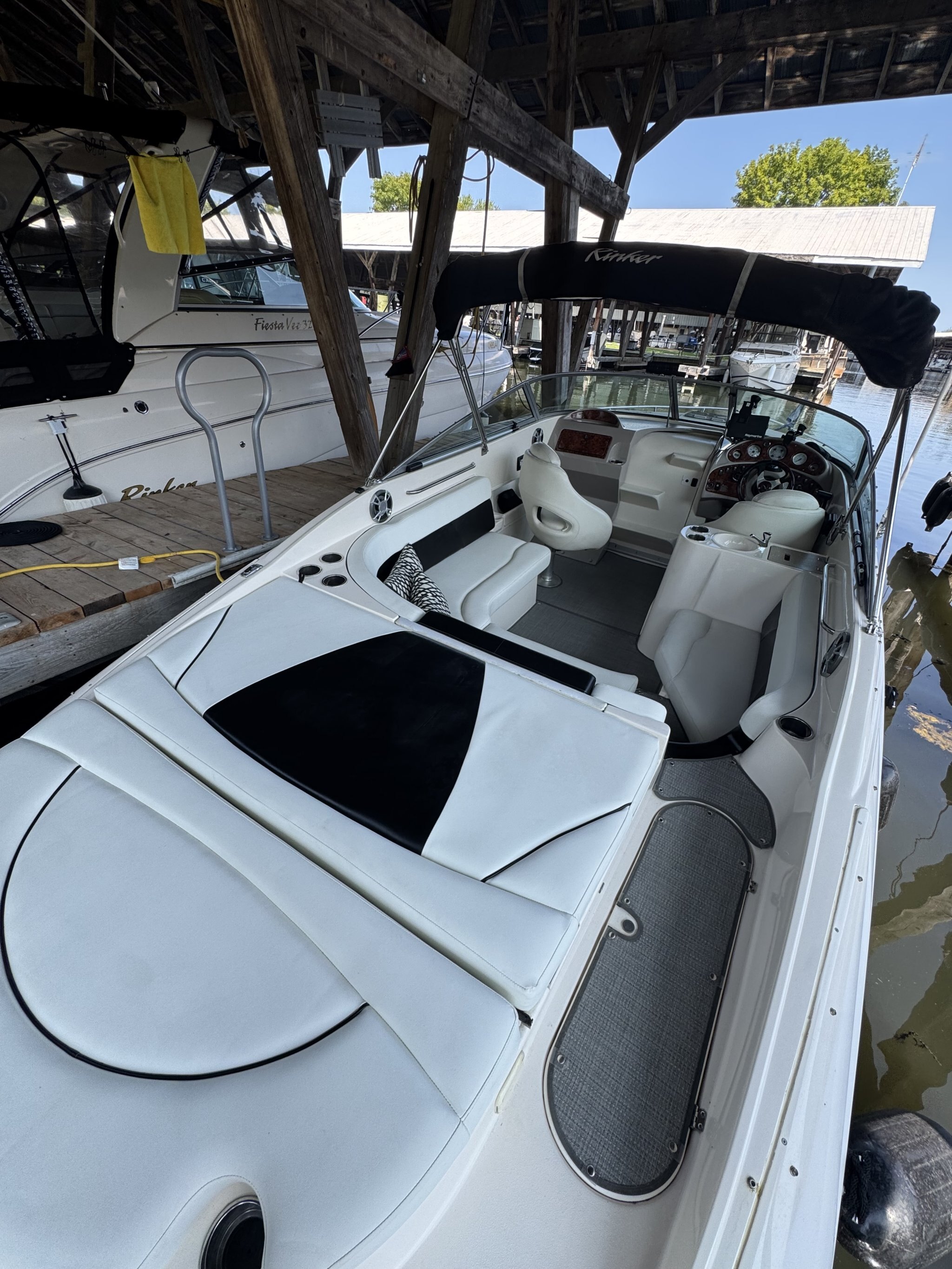 2005 RINKER FIESTA VEE 250