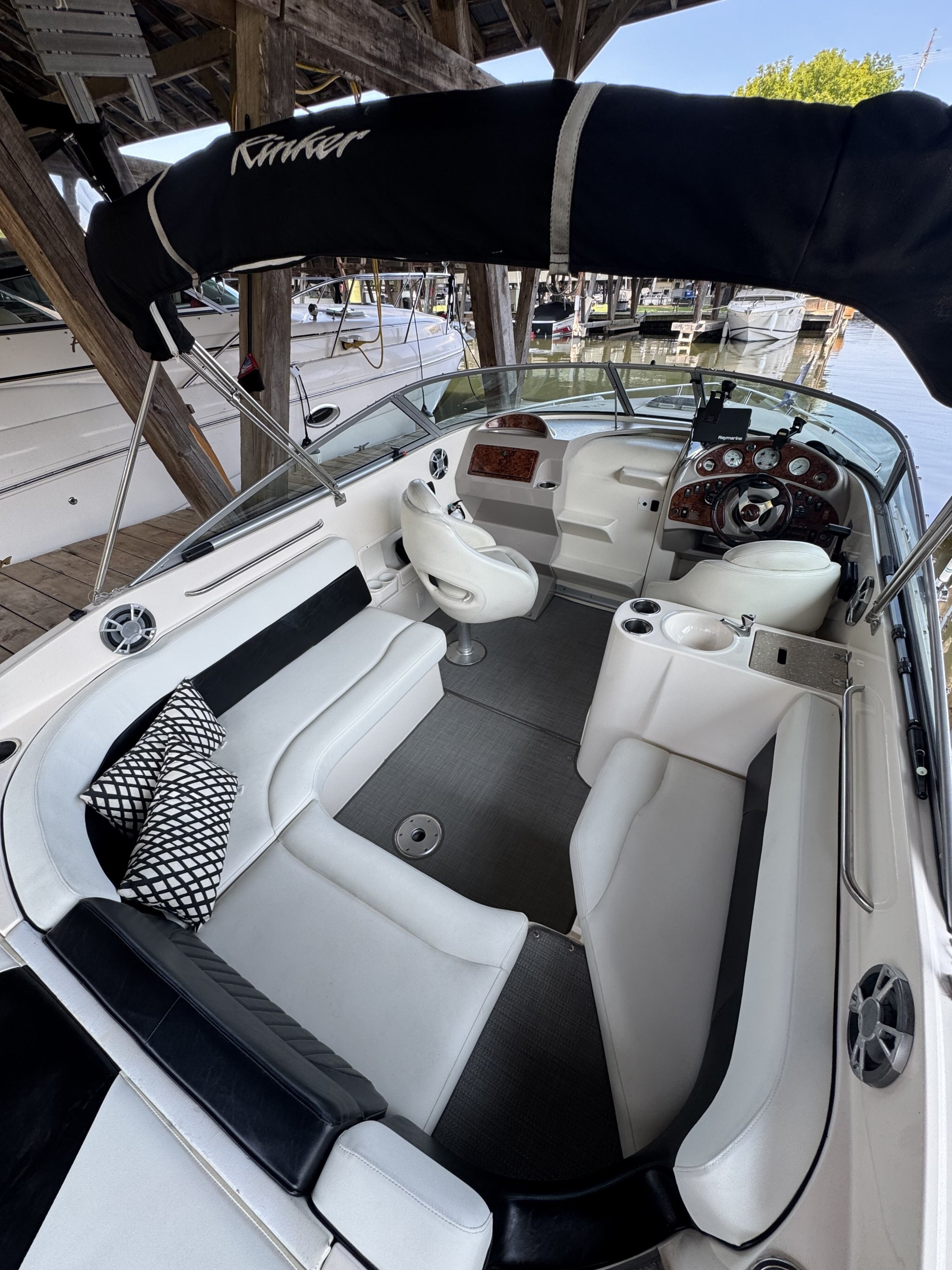 2003 Larson 254 Cabrio