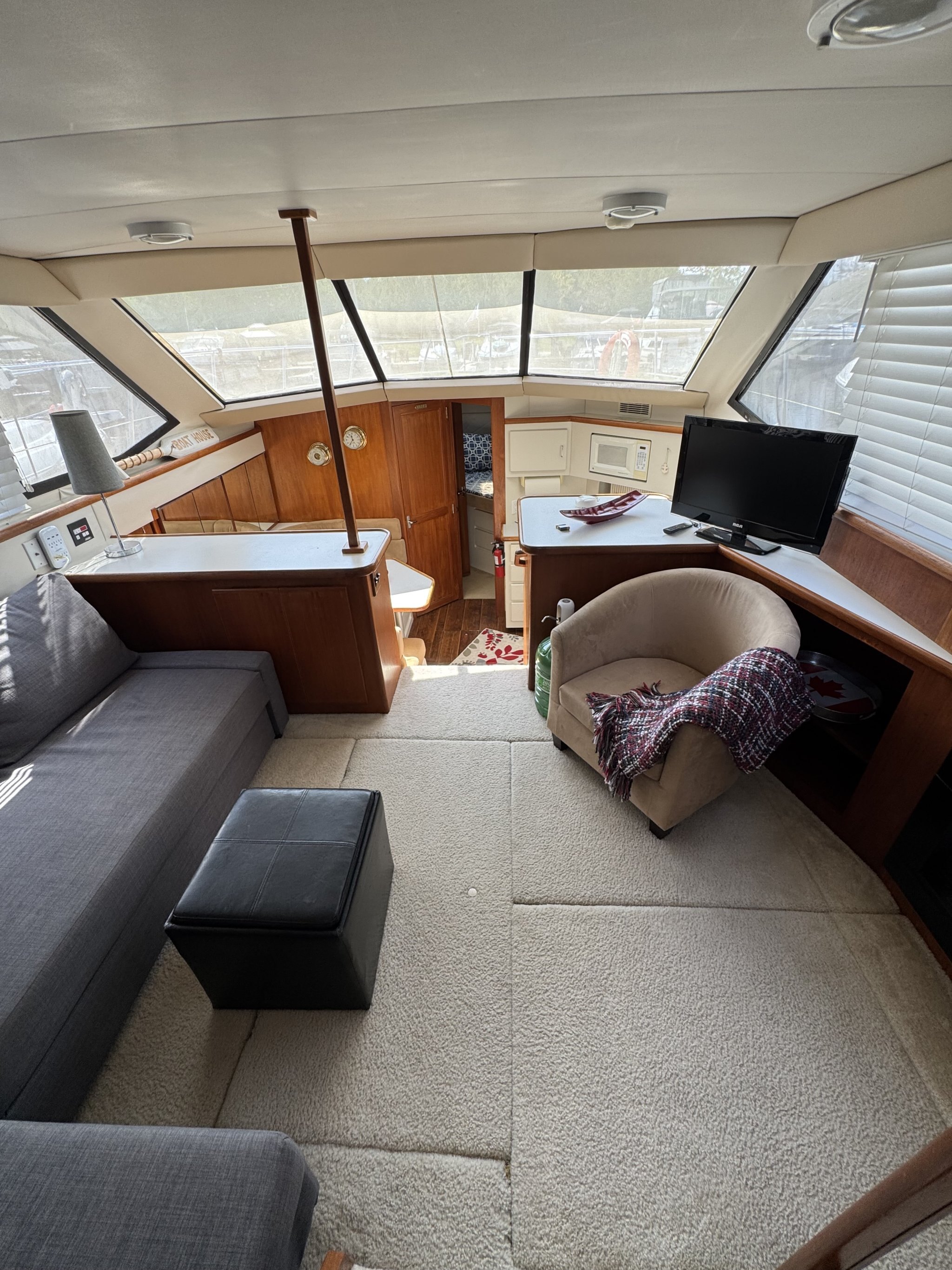 1993 Carver 370 Aft Cabin