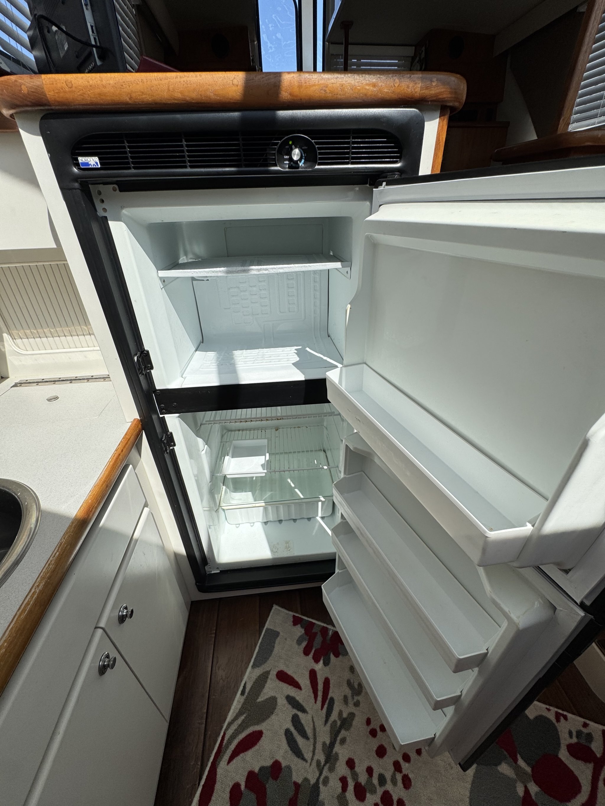 1993 Carver 370 Aft Cabin