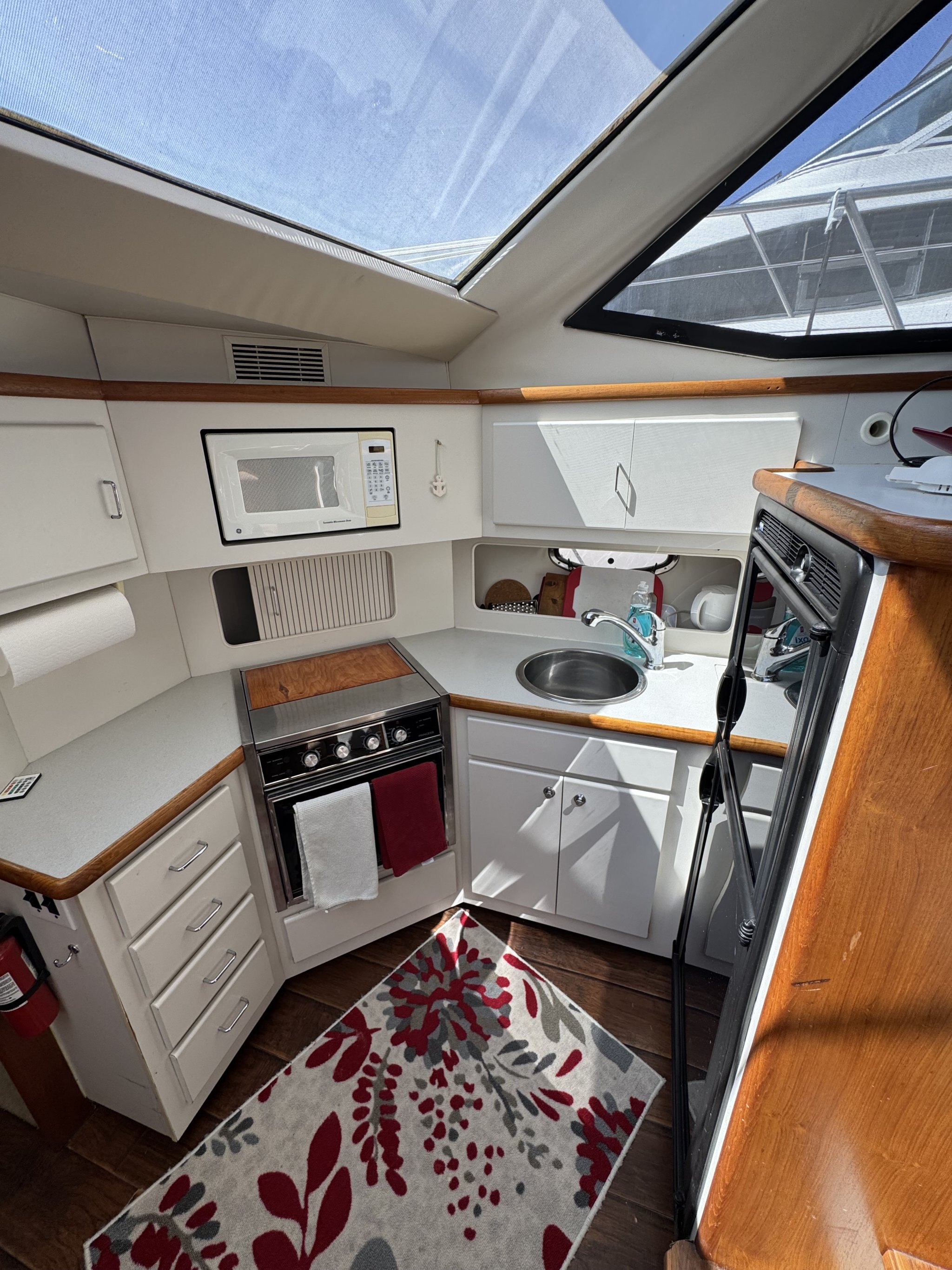1993 Carver 370 Aft Cabin