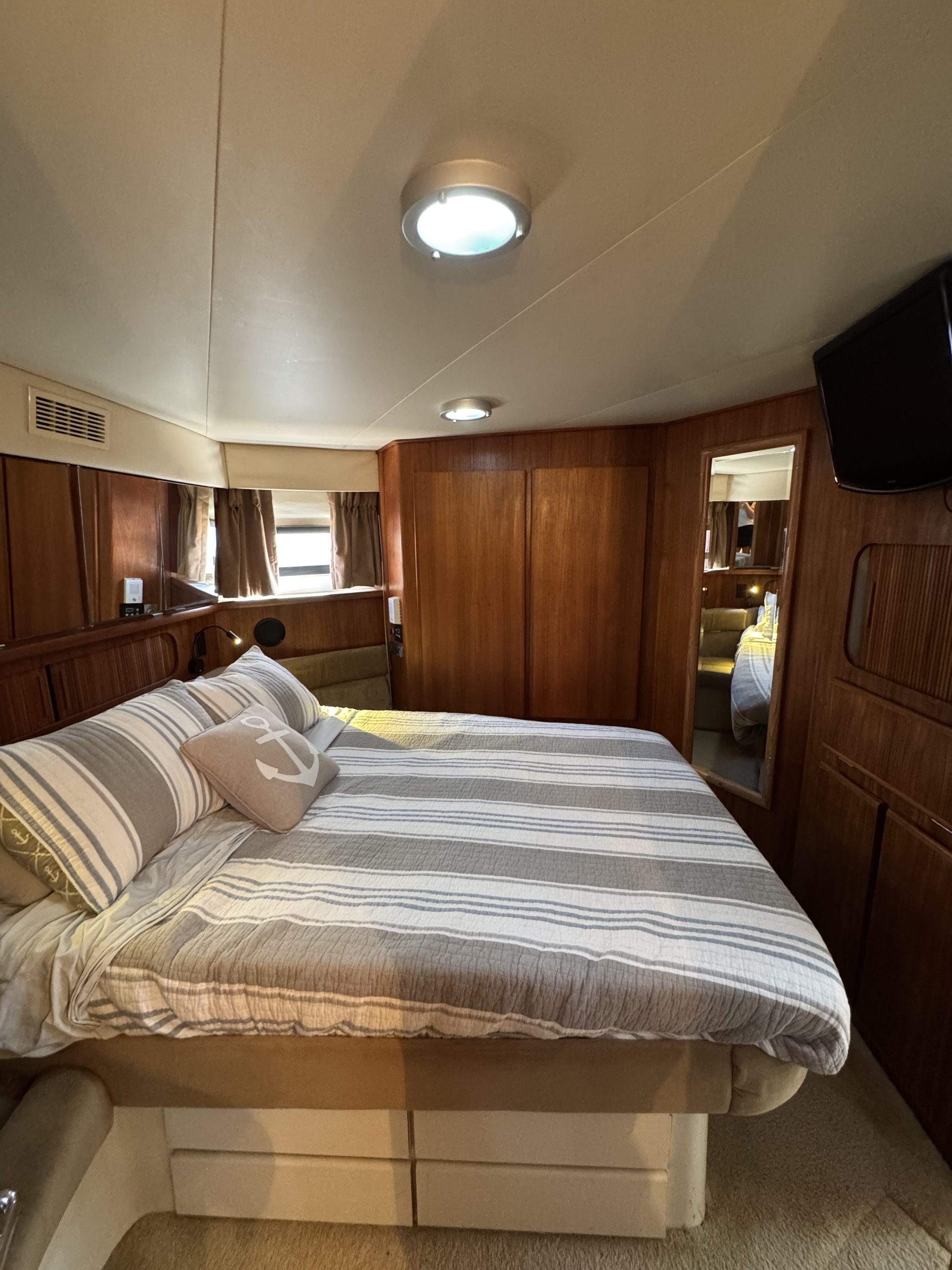 1993 Carver 370 Aft Cabin