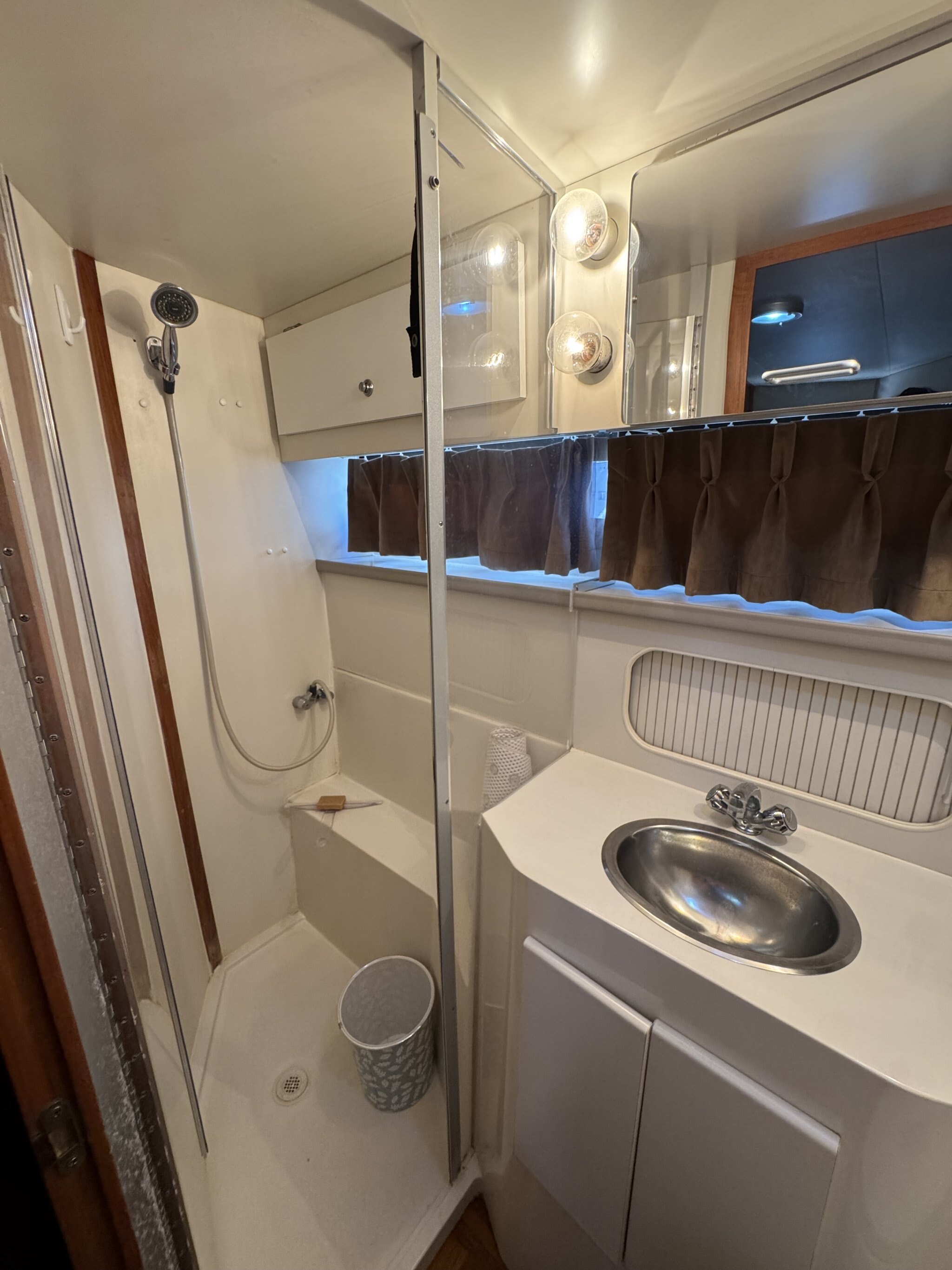 1993 Carver 370 Aft Cabin
