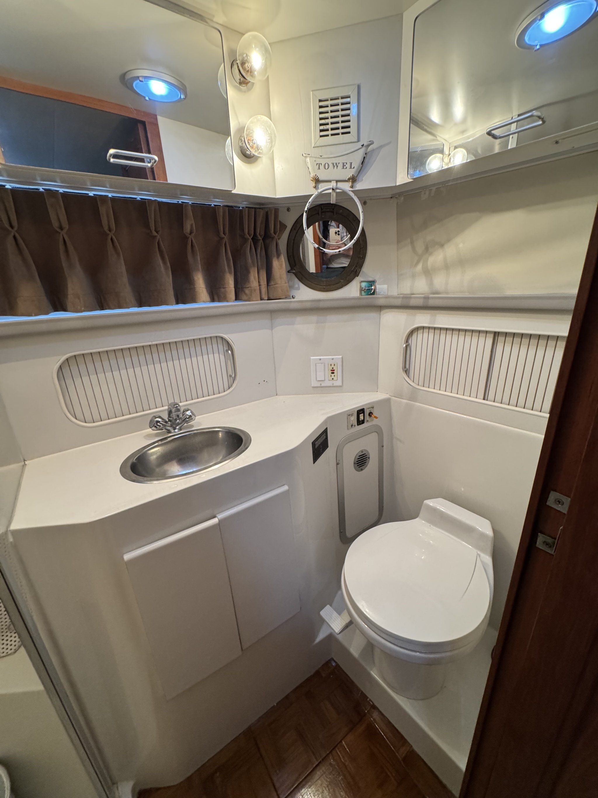 1993 Carver 370 Aft Cabin