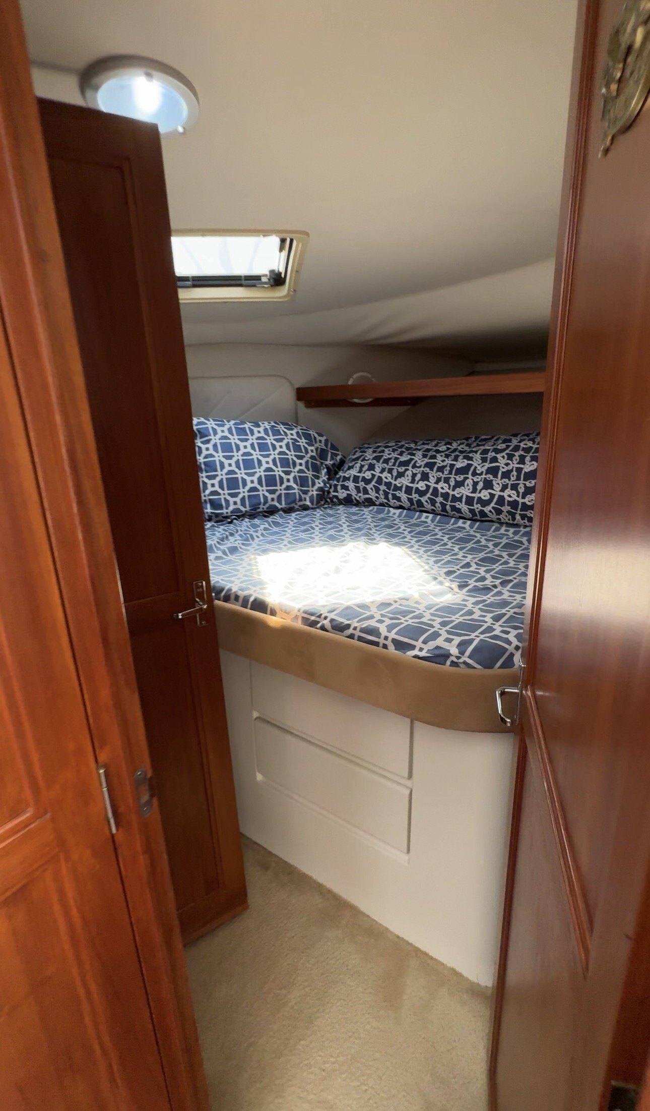 1993 Carver 370 Aft Cabin
