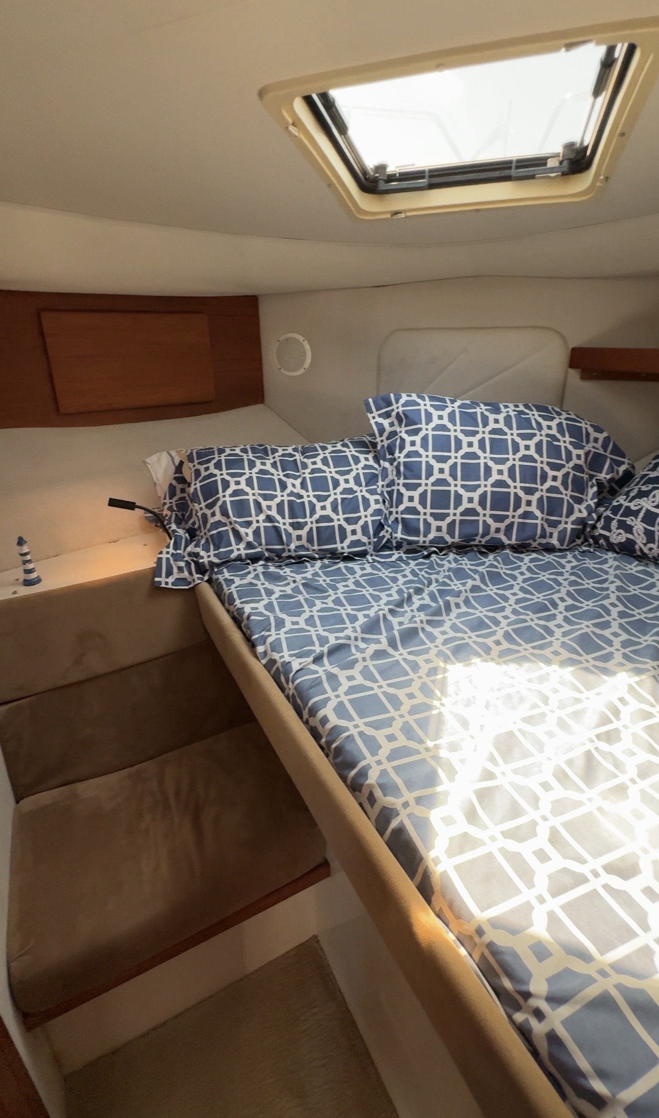 1993 Carver 370 Aft Cabin