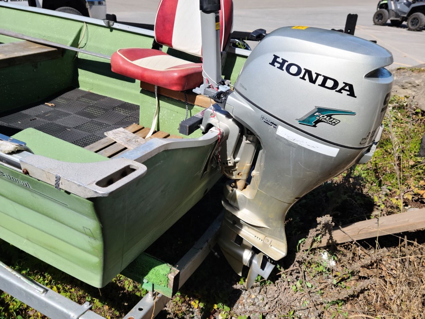 1978 Doral fiberglass fishing boat with trailer no motor