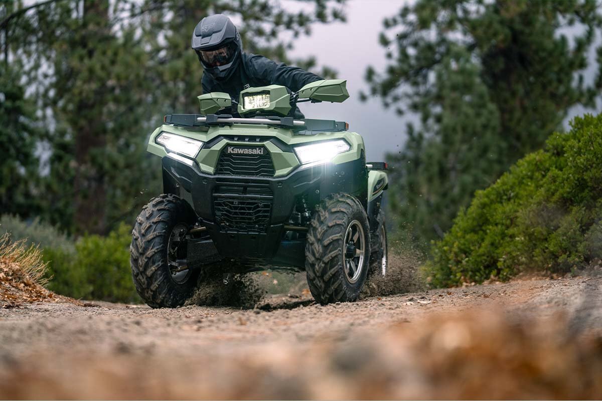 thumbnail image 2 of Kawasaki Brute Force 650/750 4x4i Seat Cover - Black W/ Fluorescent Green Ribs 2 of 3