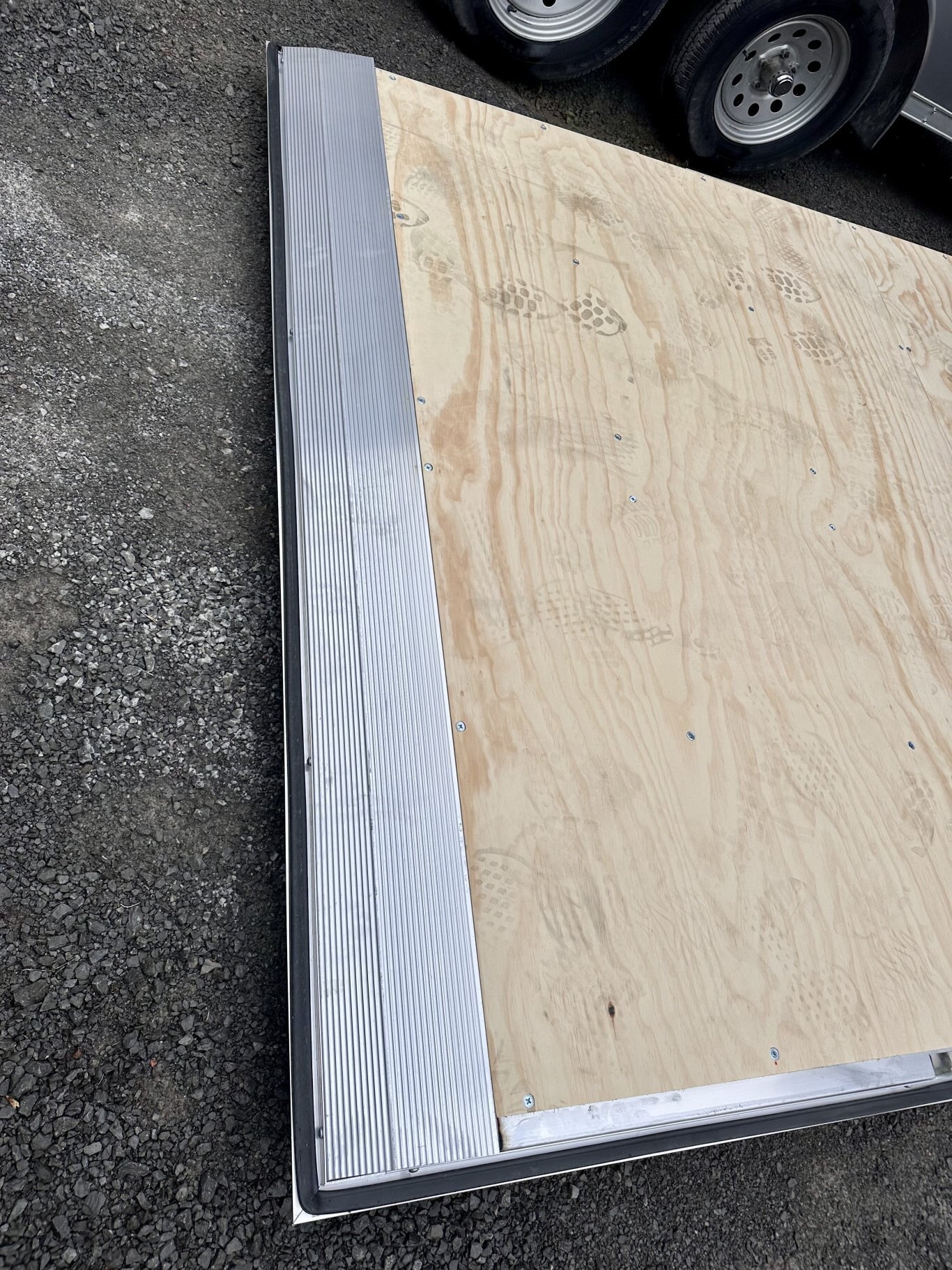 NEO Trailers NAVR Classic Cargo 147TR