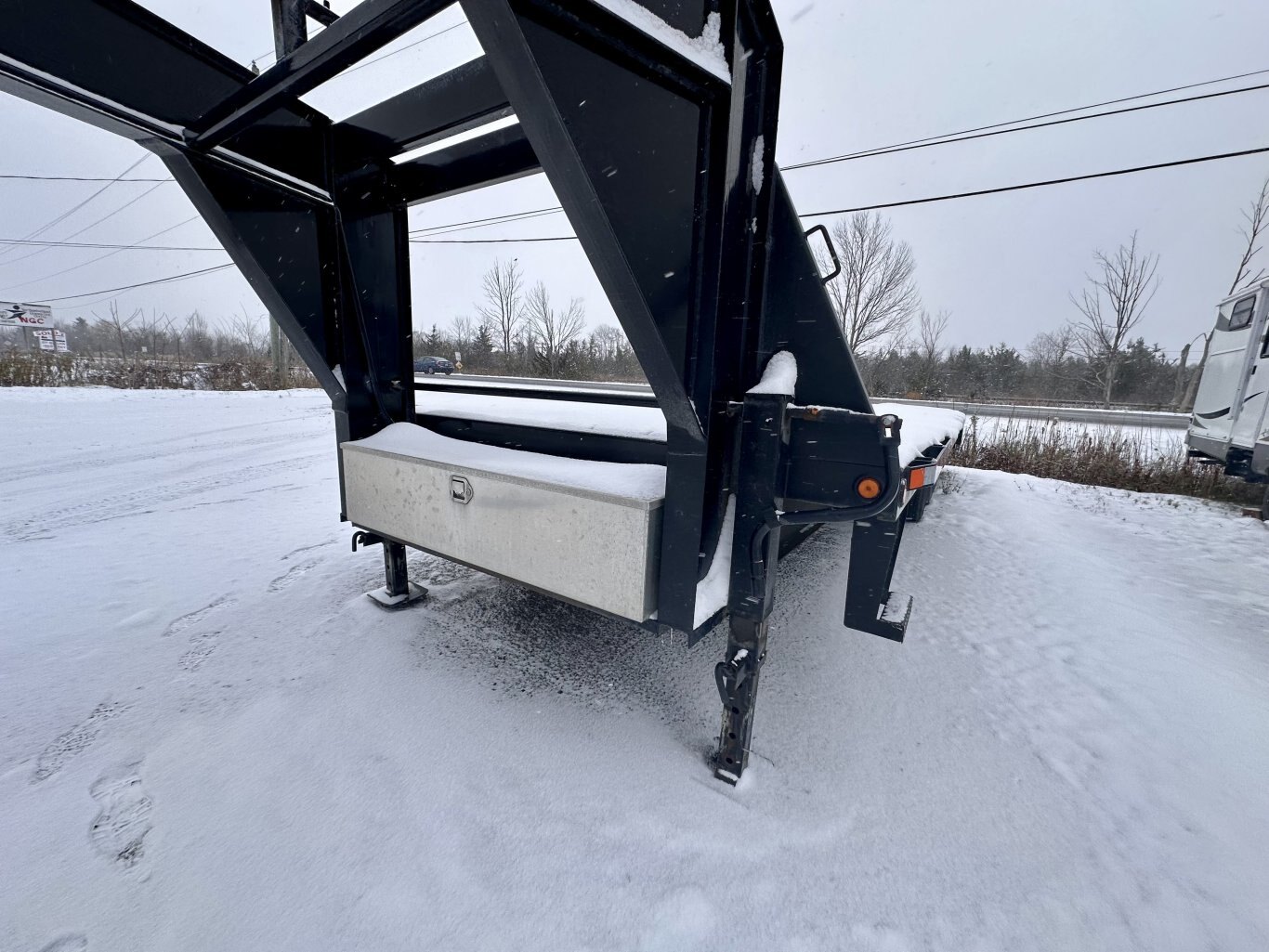 Like New 2022 Canada Trailer 25' 21k Gooseneck