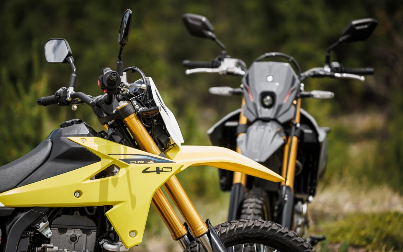 2025 Suzuki DR Z4S Champion Yellow No. 2 / Solid Special White (C1C)