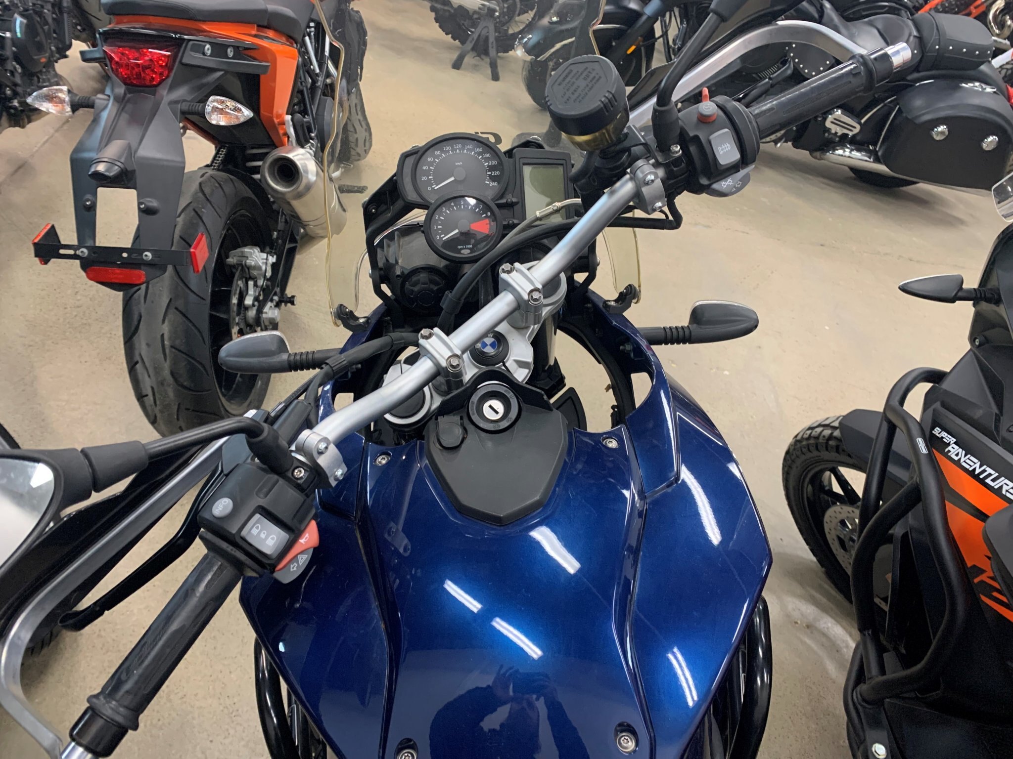 2017 BMW S1000XR Dynamic & Touring L. White/G. Grey Met./R. Red