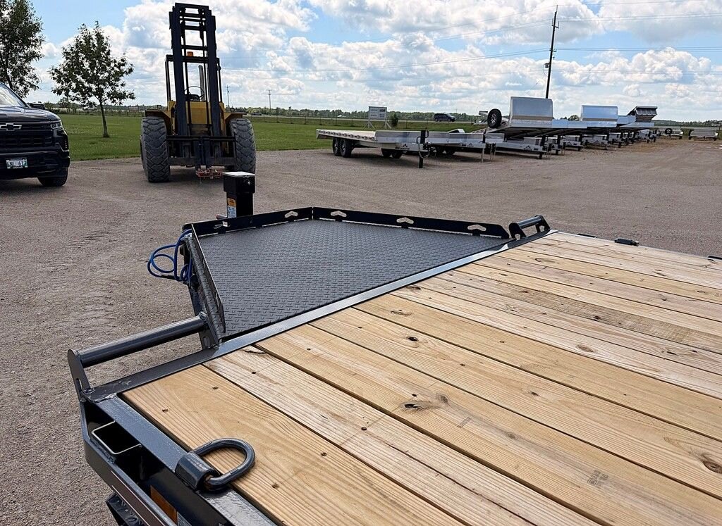 2026 Diamond C 24' Equipment Deckover DEC 18k Trailer