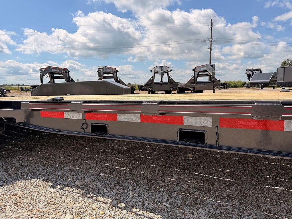 2027 Diamond C 24' Equipment LPX 24k Trailer