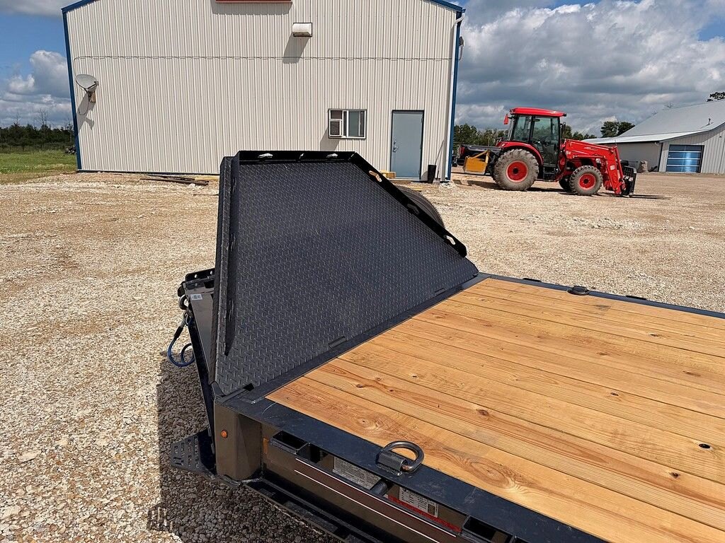 2027 Diamond C 24' Equipment LPX 24k Trailer