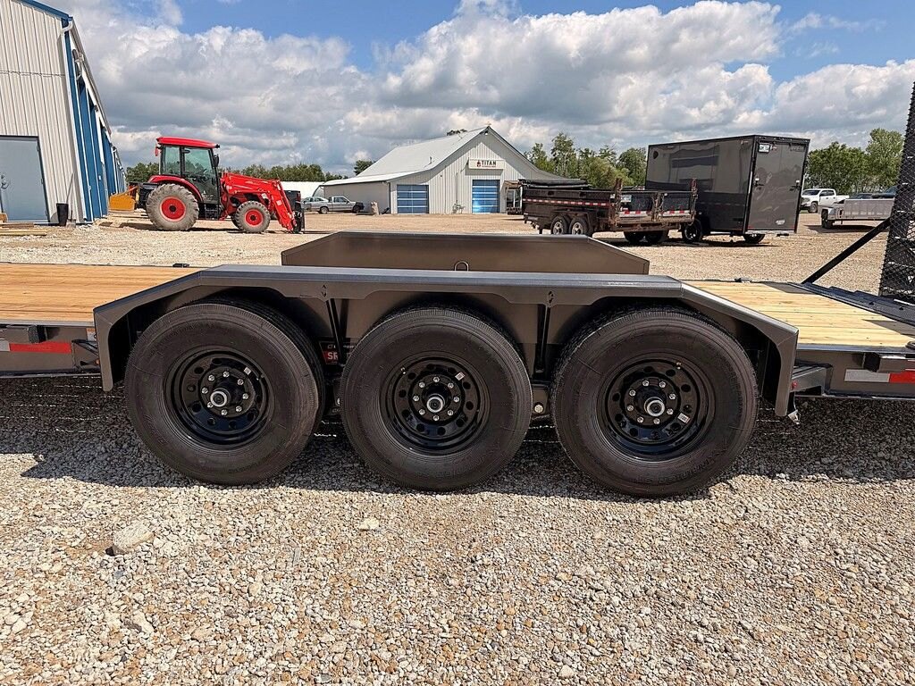2027 Diamond C 24' Equipment LPX 24k Trailer