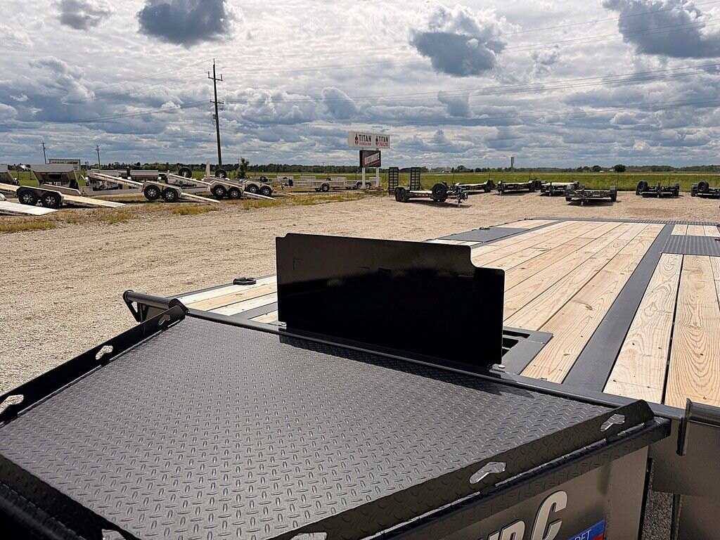 2026 Diamond C 24' Hydraulic Tilt Deckover DET 18k Trailer