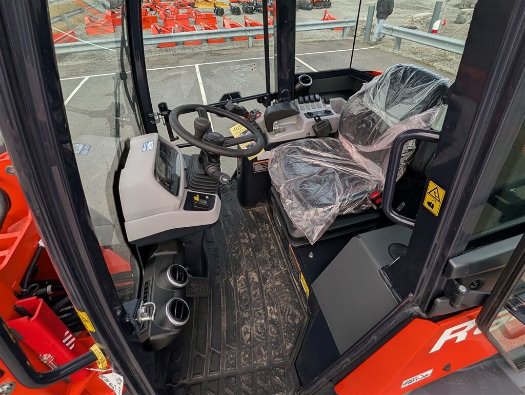 2025 Kubota R640