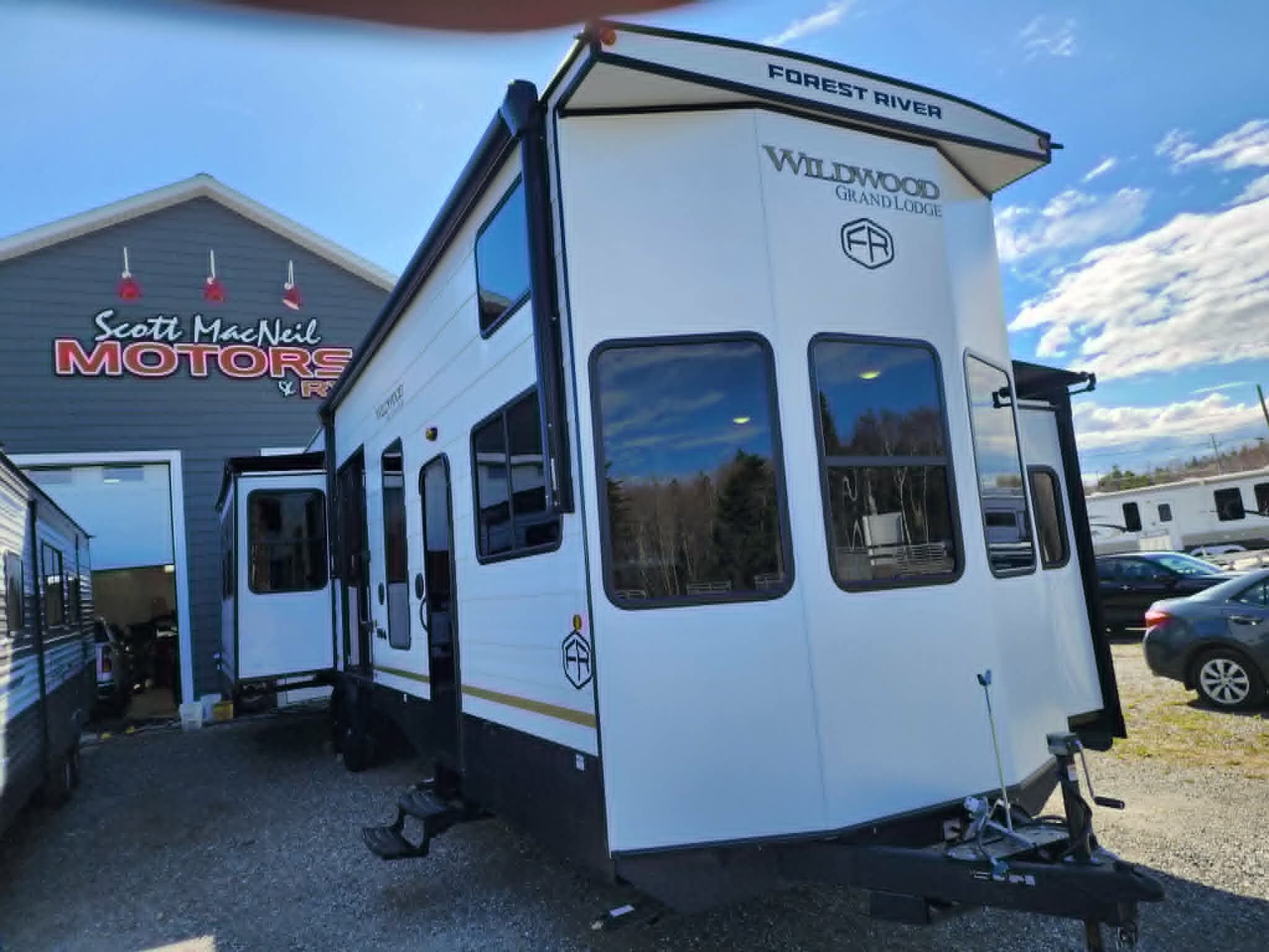 2024 Forest River Wildwood 28VIEW – Rear Living Travel Trailer, King Bed, Kitchen Island