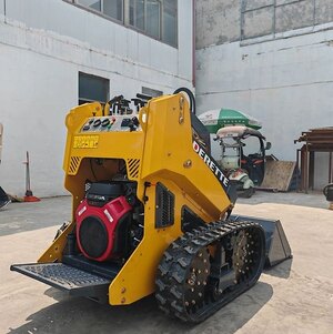 Derette DRT 480i Mini Skid Steer Loader with Standard Bucket