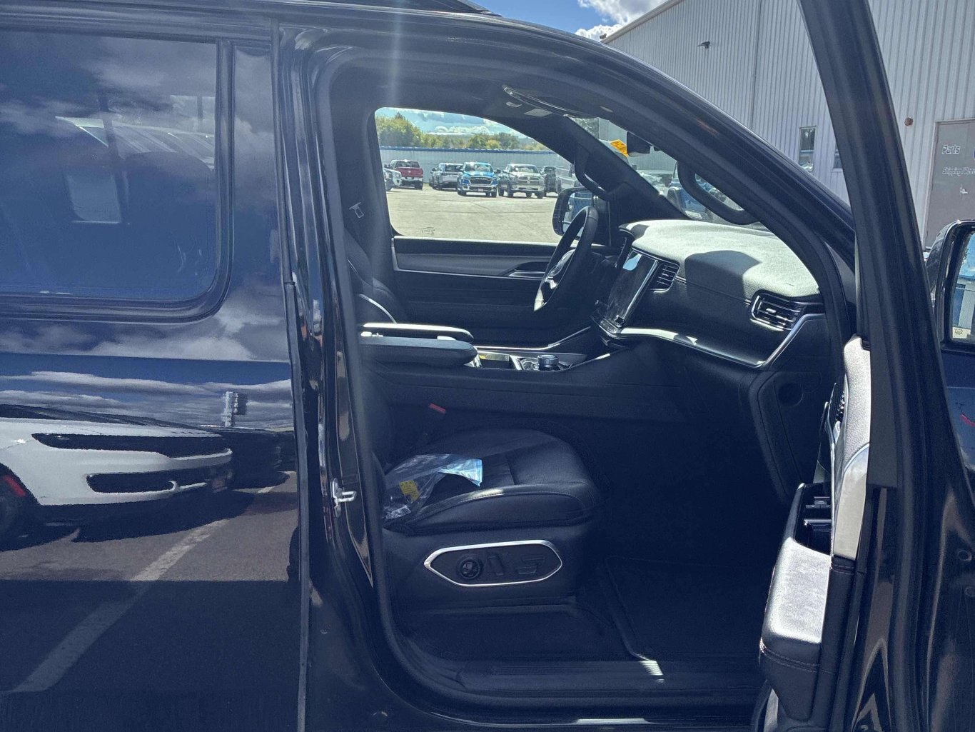2024 Jeep Wagoneer SERIES 2 CARBIDE BLIND SPOT PANO CAR PLAY