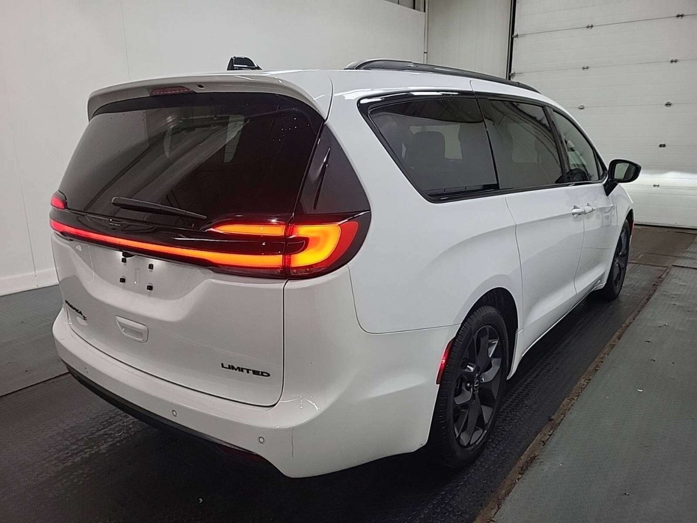 2026 Chrysler Pacifica LIMITED S PKG PANO ROOF 2 DVDS H/K AUDIO