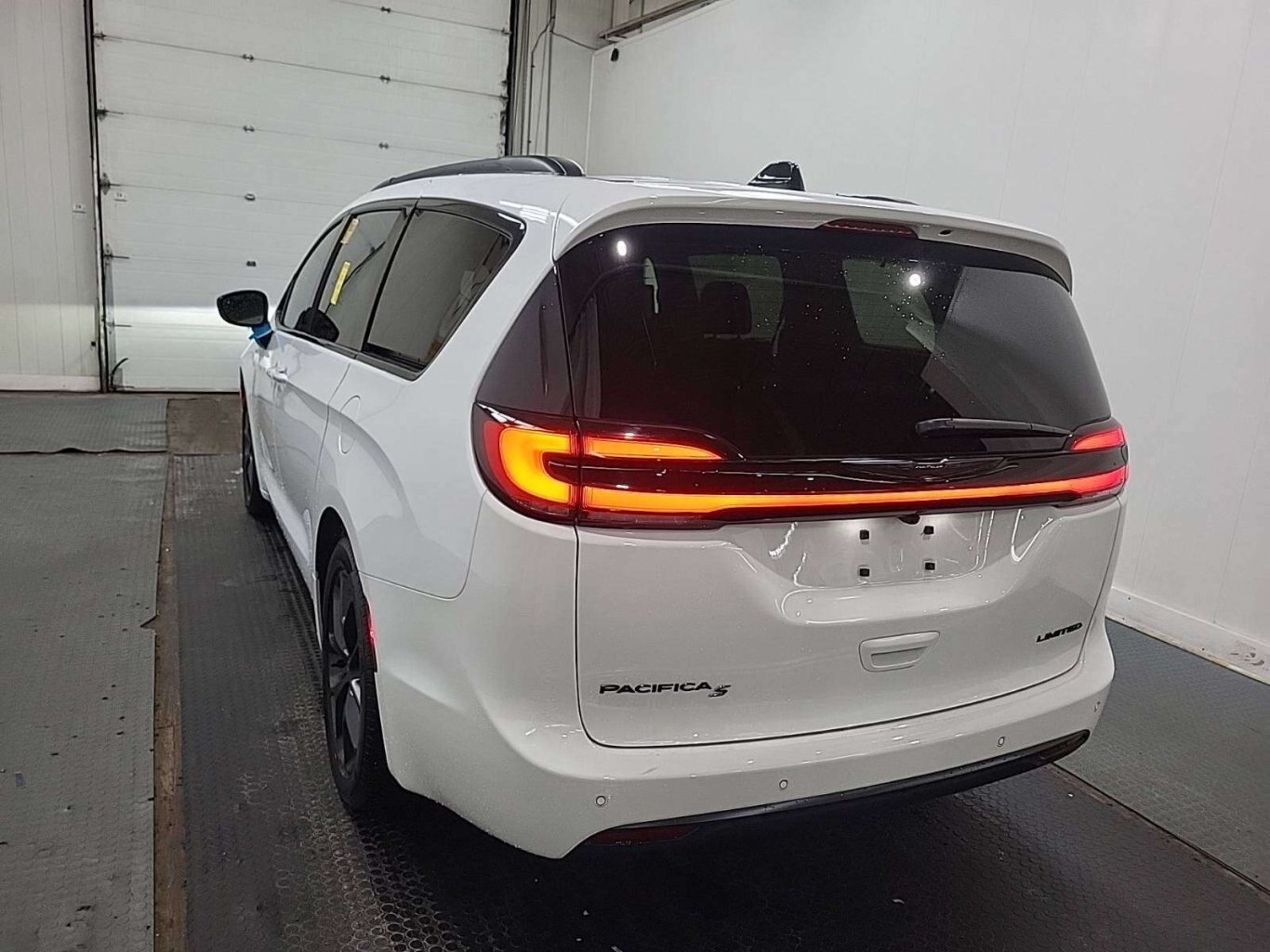 2026 Chrysler Pacifica LIMITED S PKG PANO ROOF 2 DVDS H/K AUDIO