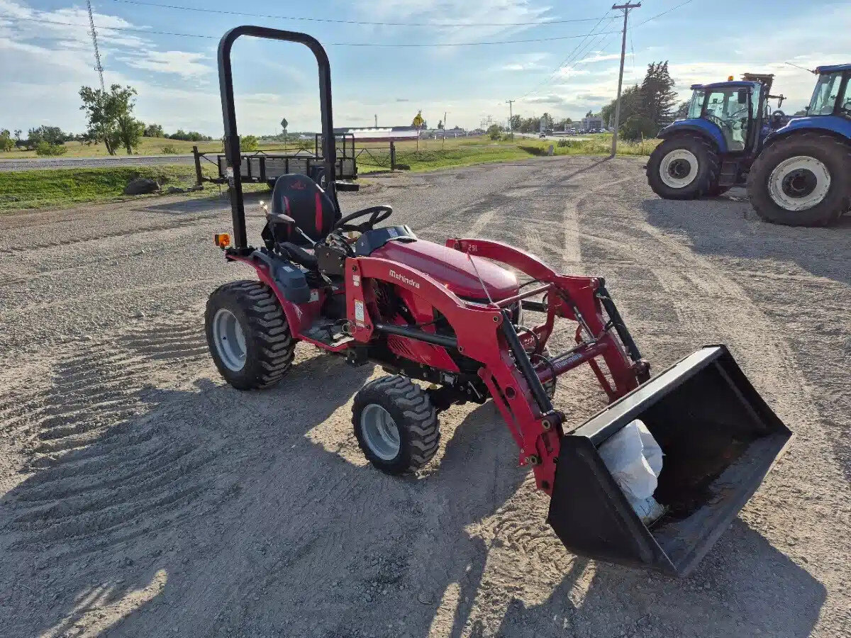 2018 Mahindra EMAX 22