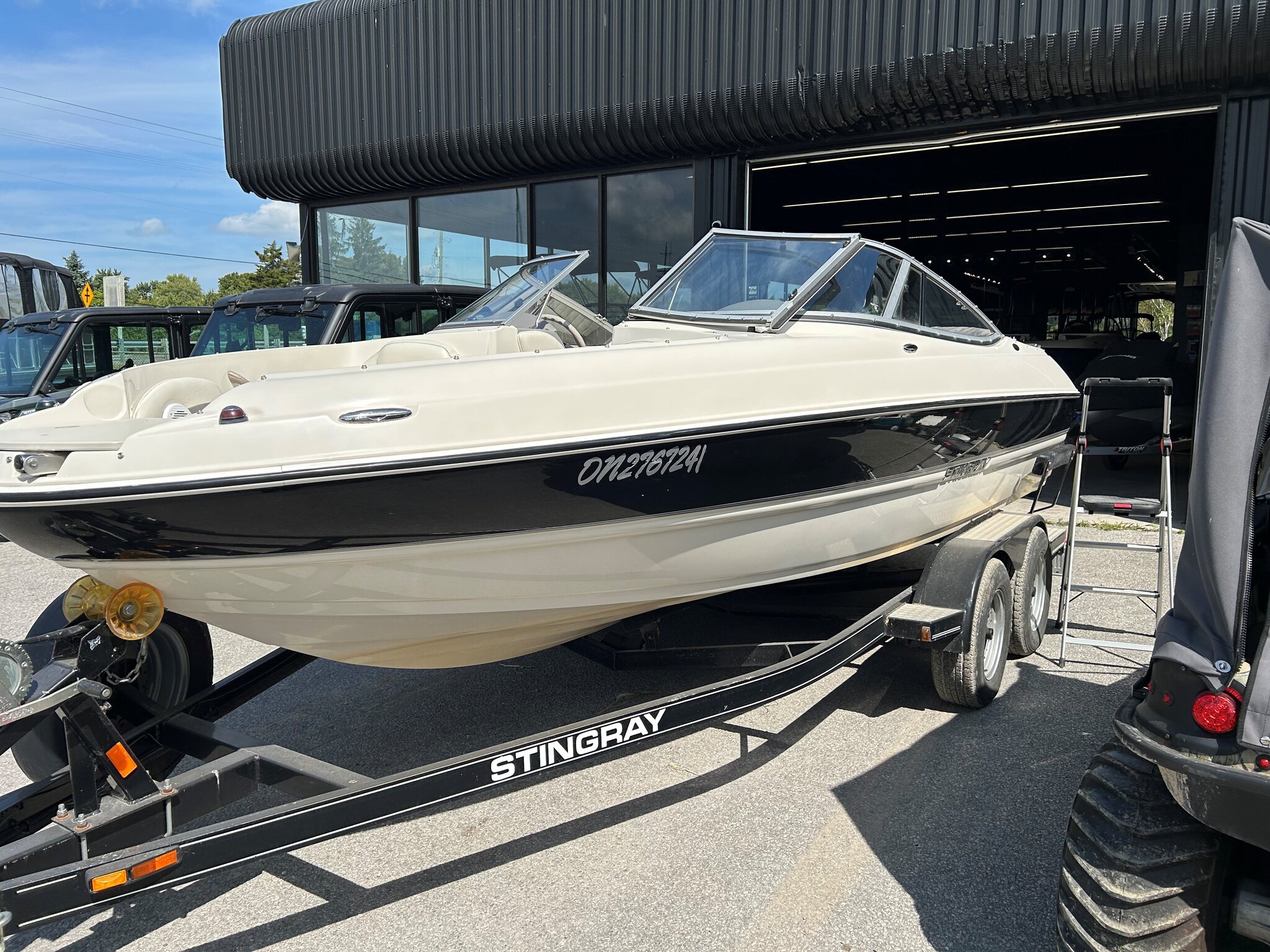 2011 Stingray Boats 208 LR STINGRAY