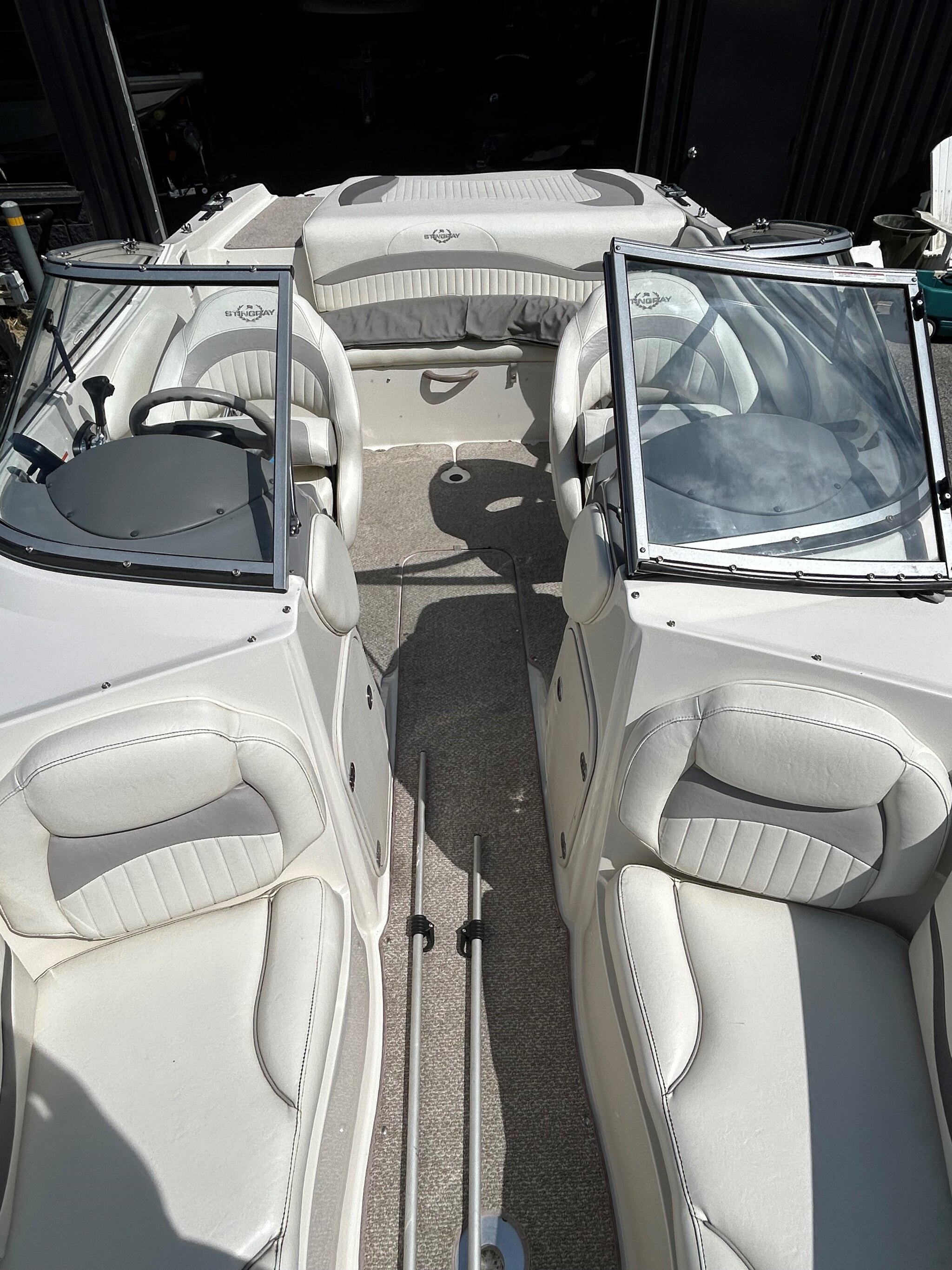 2011 Stingray Boats 208 LR STINGRAY