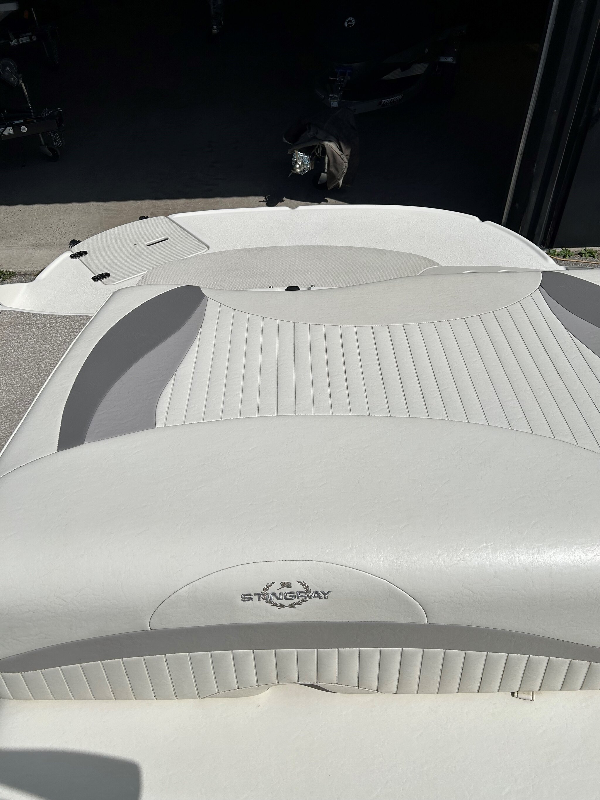 2011 Stingray Boats 208 LR STINGRAY