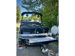 2022 Glastron GX 215 W/MERCRUISER 6.2L