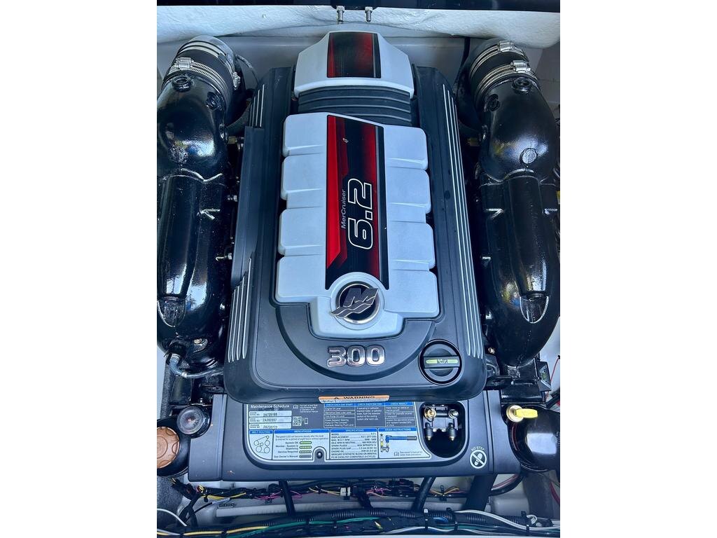 2022 Glastron GX 215 W/MERCRUISER 6.2L