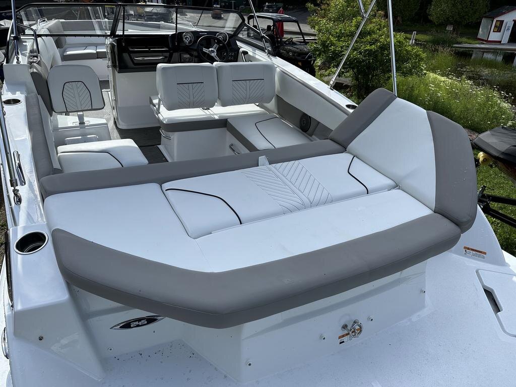 2024 Glastron GTD 245 W/MERCRUISER 6.2L